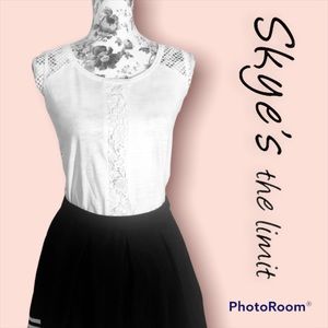 Skye’s the Limit Lace/Net detailed sleeveless blouse Sz L